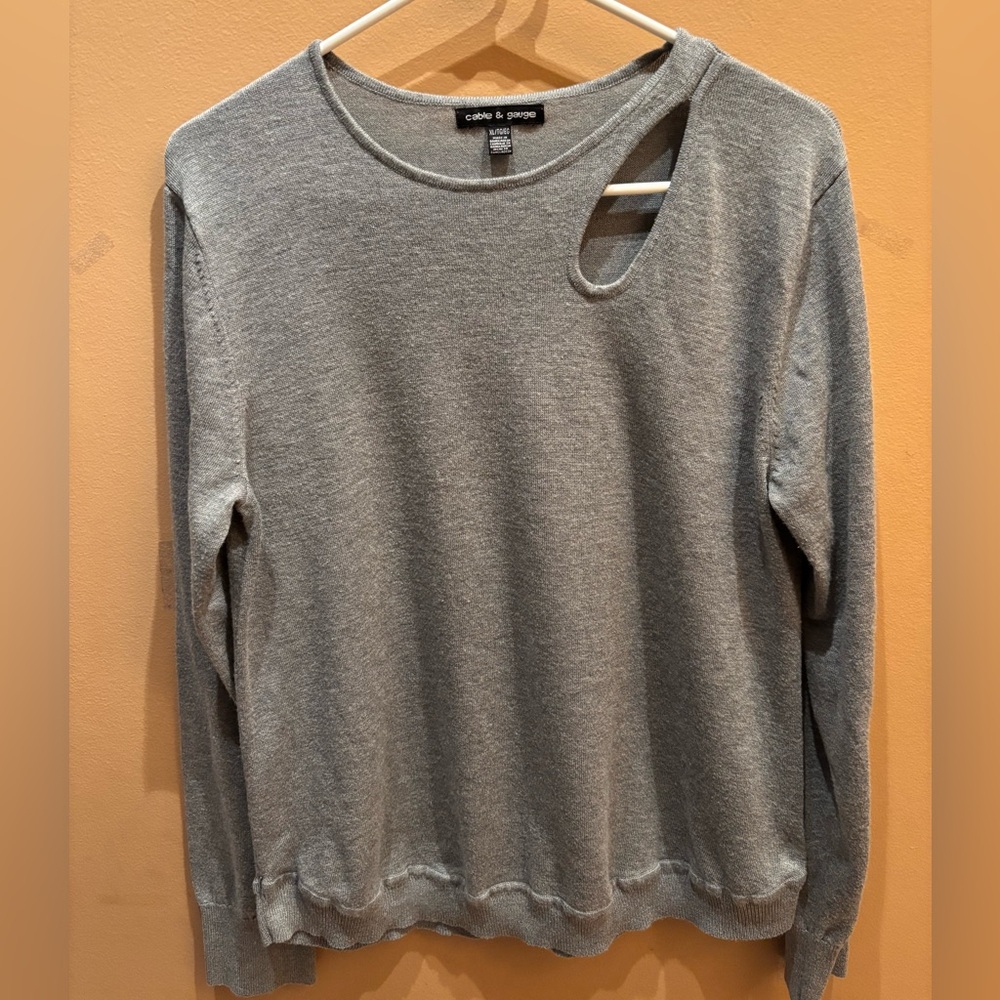 Cable & Gauge gray long sleeve sweater with a shoulder cutout Size XL